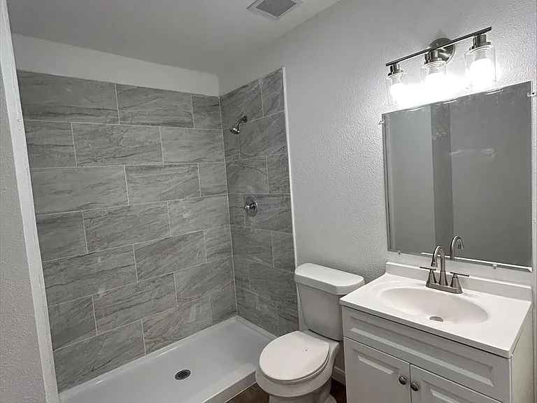 705 E Jones St — Photo 6