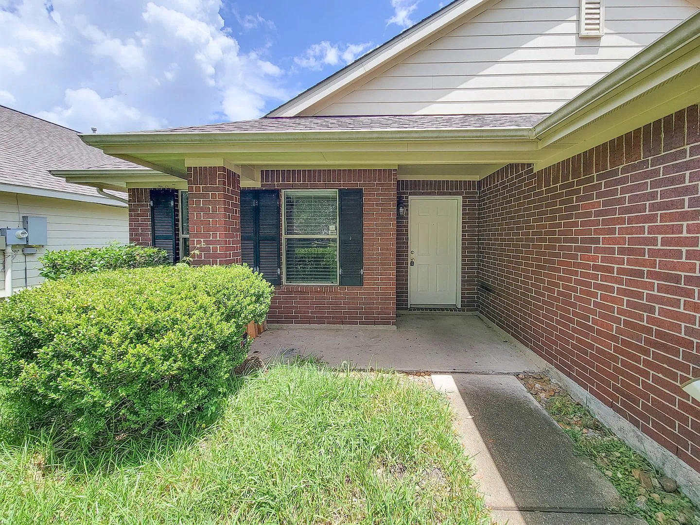 Welcome home to this well-maintained 3-bedroom, 2-bath residence in Dickinson, Texas. This inviti... — Photo 2