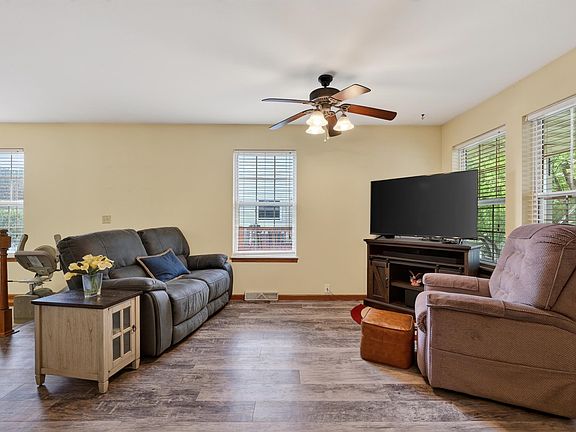 3rd image of 403 Hanson Rd