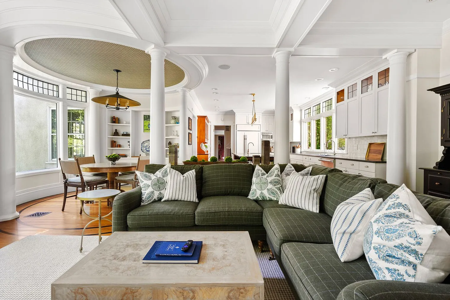 8 bed, 5.0 bath, 8212 sqft, $32,032 — Photo 1