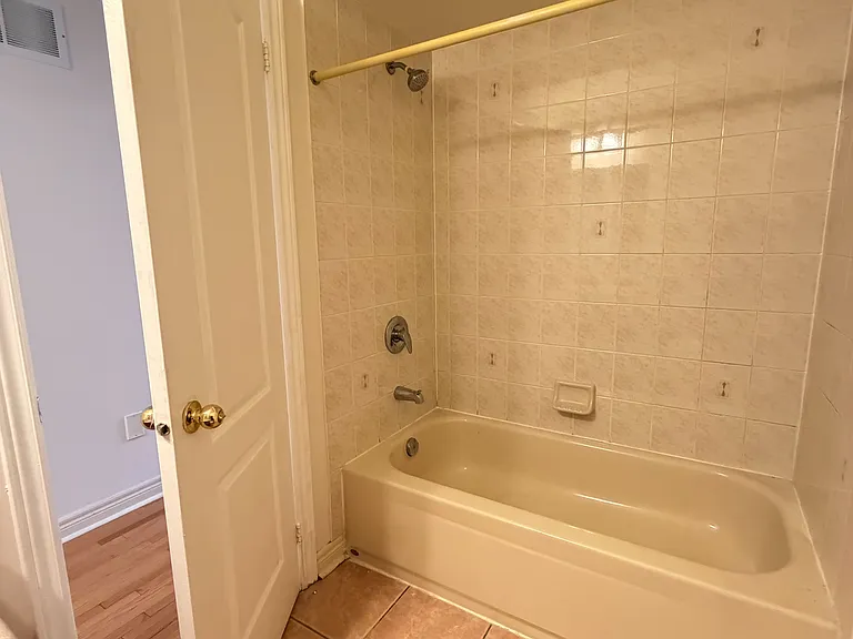 937 Ledbury Cres — Photo 36