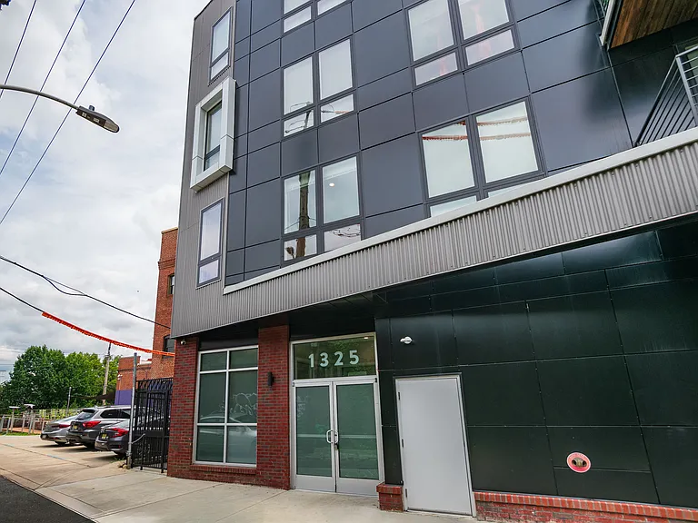1325 N Lee St — Photo 3