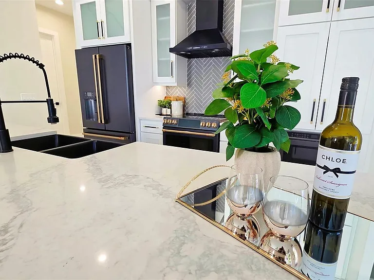 1156 Cocoanut Ave — Photo 17