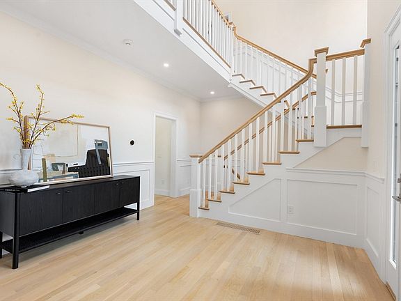 5th image of 92 Hill St