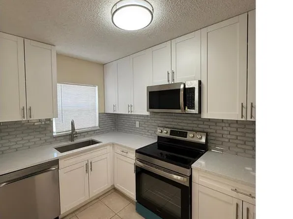 7903 SW 9th St, Pompano Beach, FL 33068