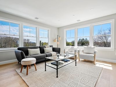 5205 Washington St #301, West Roxbury, MA, 02132