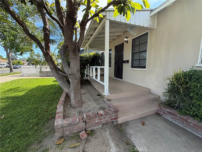 126 S Batavia St — Photo 3