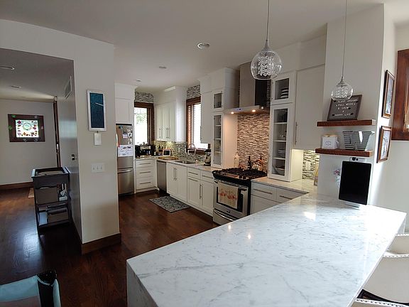 3rd image of 415 Curry Ave