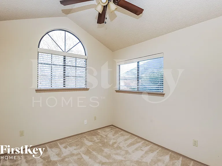 1396 Chinaberry Dr — Photo 13