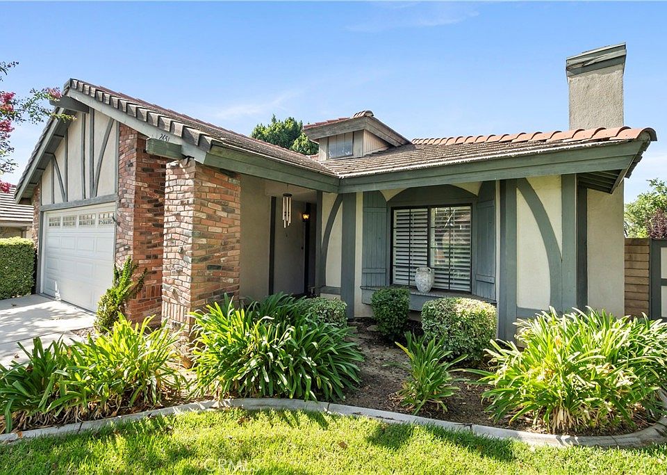 1st image of 2651 Victoria Park Dr