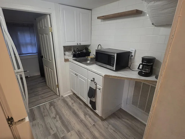 466 Derby Ave — Photo 11