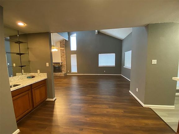 3rd image of 1910 Strawfield Dr