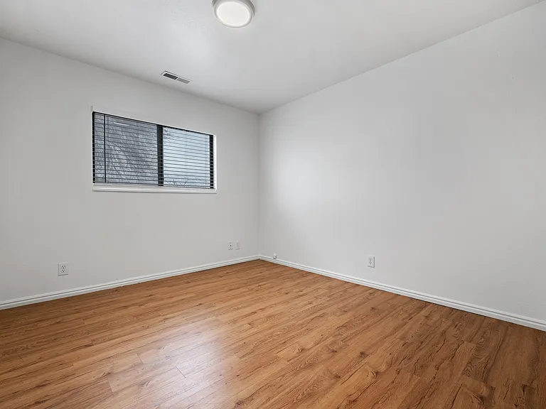 653 S 880 W #4 — Photo 6