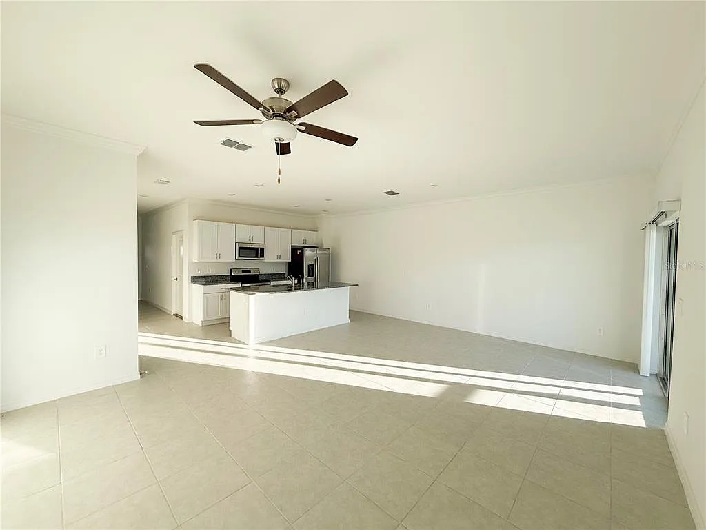 3 bed, 2.5 bath, 1601 sqft, $2,100 — Photo 3