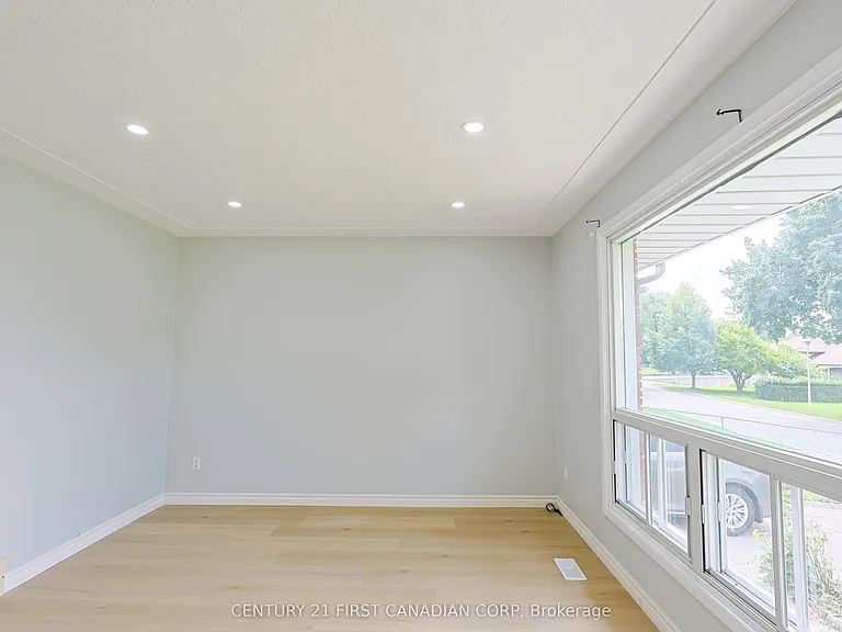 268 Burlington Cres #UPPER — Photo 7