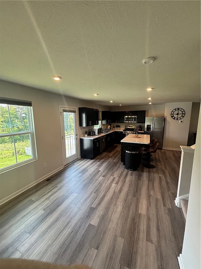 4 bed, 2.5 bath, 1900 sqft, $2,695 — Photo 4