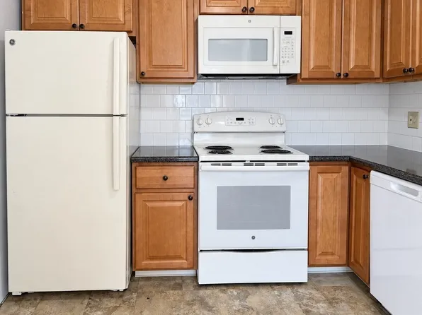 685 Moody St APT 2, Waltham, MA 02453
