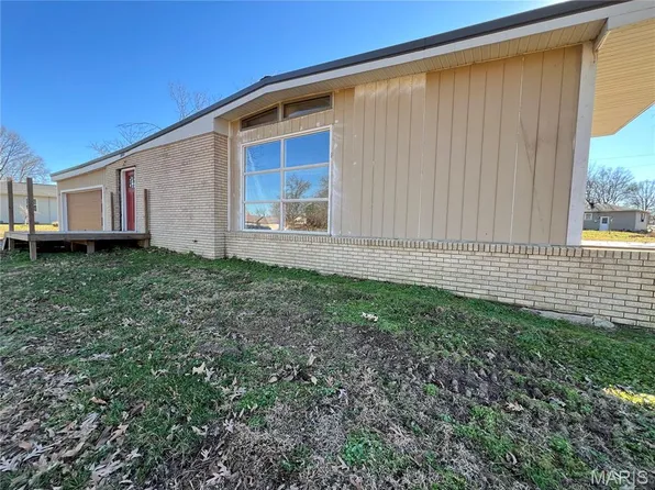 1029 N Woodland Dr, Dexter, MO 63841