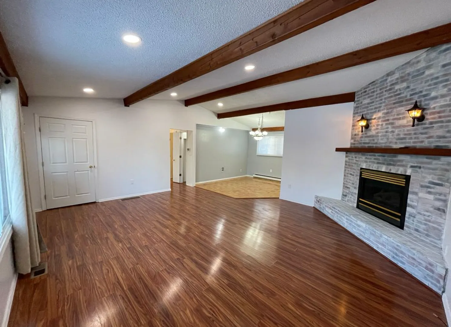 Well cared for 3 bedroom/ 2 bathroom Ranch Style home in Palmer with fenced in back yard and 2 ca... — Photo 4