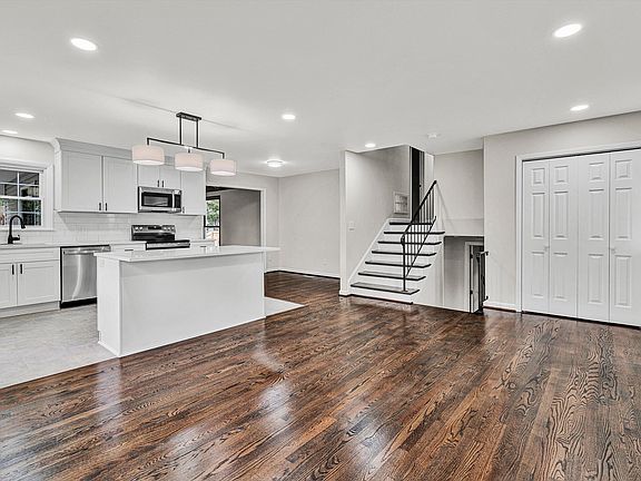 4th image of 906 Citadel Ln