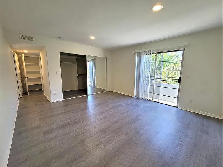 2050 S Bentley Ave — Photo 59
