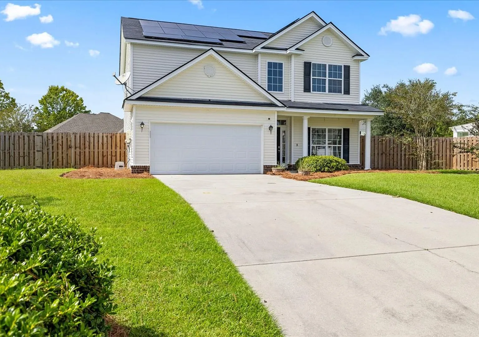 Beautifully Maintained Home in Prime Savannah Location — Photo 2