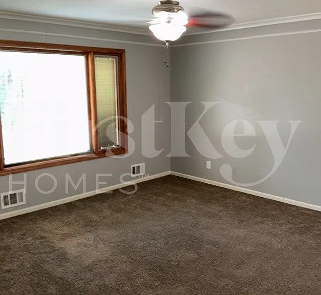 509 SW Victor Dr — Photo 3