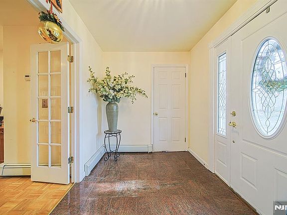 4th image of 18 Carter St