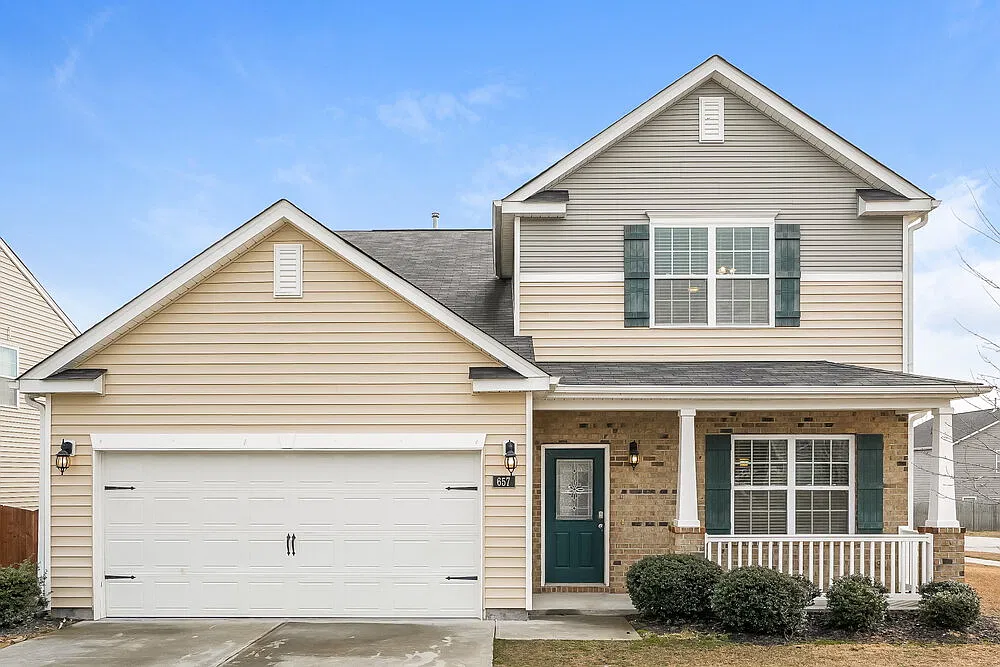 4 bed, 2.5 bath, 2546 sqft, $2,140 — Photo 1