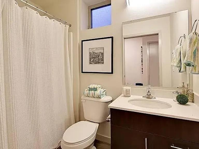 East John Apartments — Photo 16