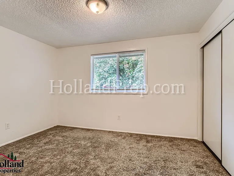 125-127 SW Edgefield Ct #127 — Photo 6
