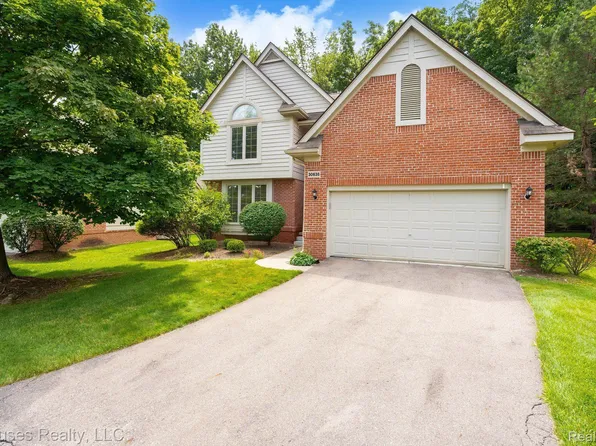 30638 Maplewood Cir, Farmington, MI 48331