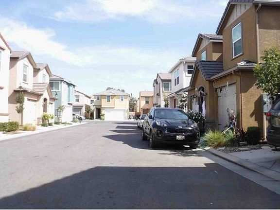 Exterior Neighborhood (street photo)