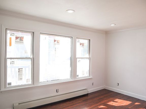 4th image of 38 Arlyn Dr E