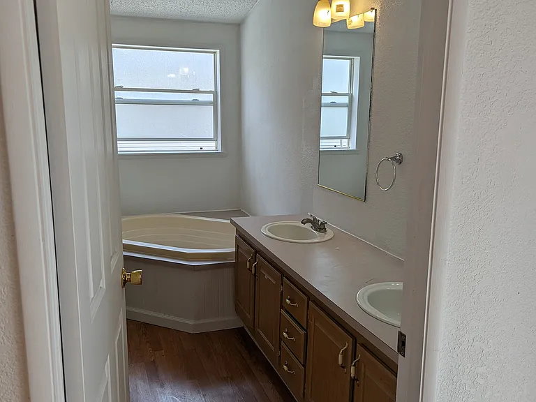 514 Holbrook St — Photo 24