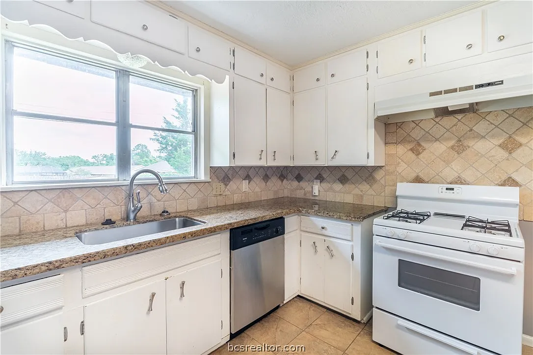 4 bed, 1796 sqft, $2,595 — Photo 3