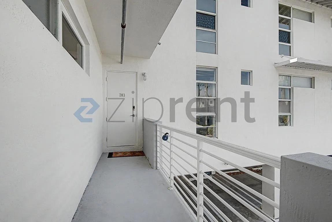 3 bed, 2.5 bath, 2000 sqft, $5,800 — Photo 2