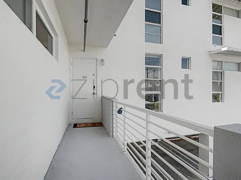 103 SE 4th Ave #203 — Photo 2