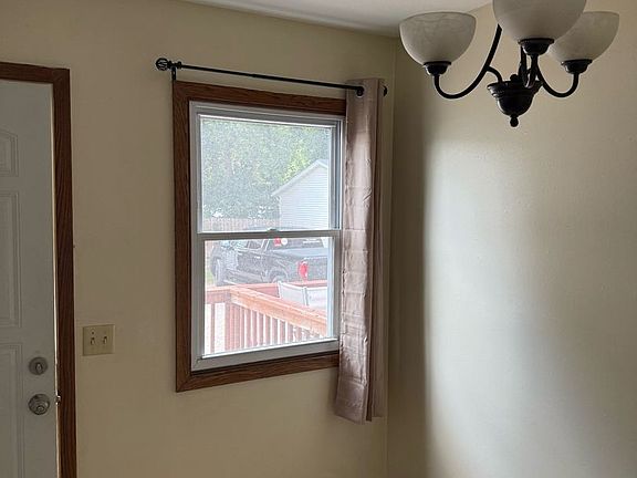 5th image of 946 Willow St