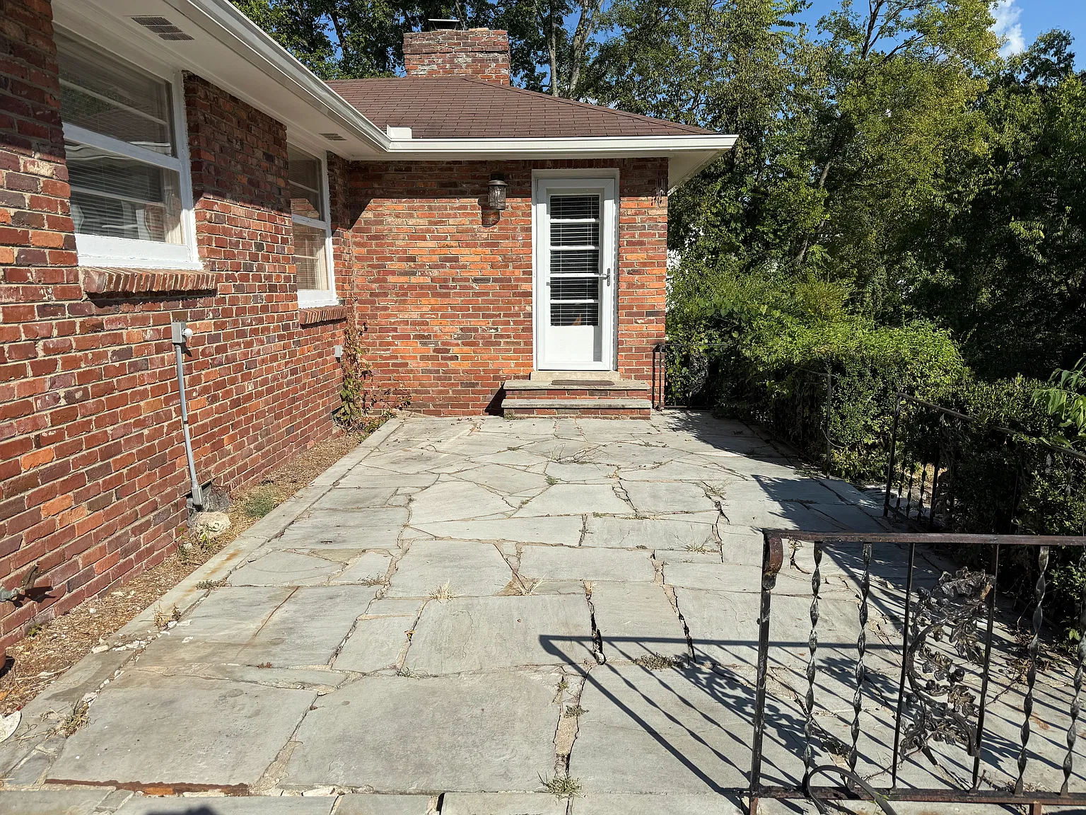 3 bed, 2300 sqft, $3,600 — Photo 2