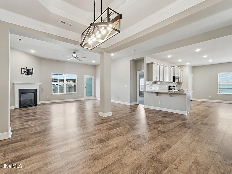 755 Greenwich Pl — Photo 6