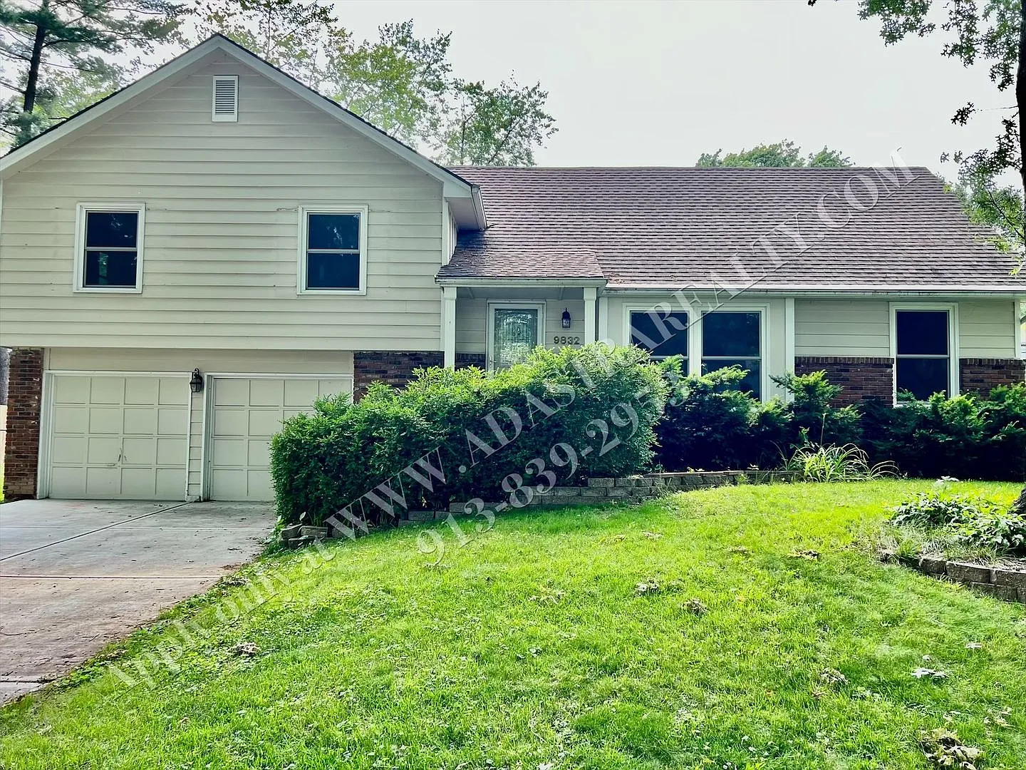 Lovely Home In Nall Hills-Available NOW!! — Photo 2