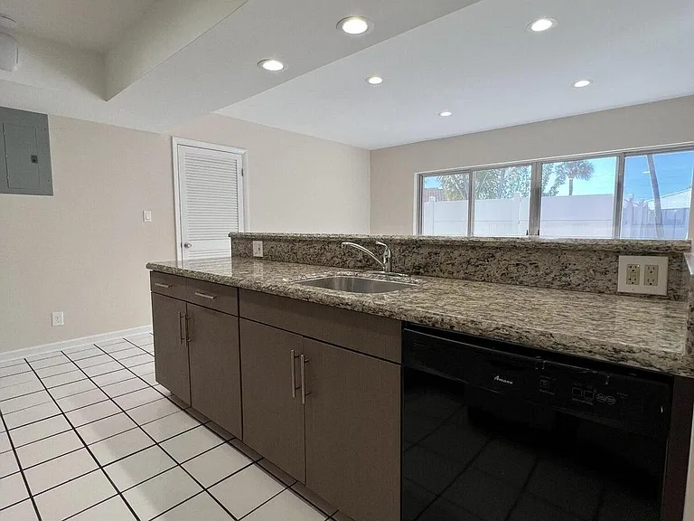 499 W Conference Dr — Photo 17