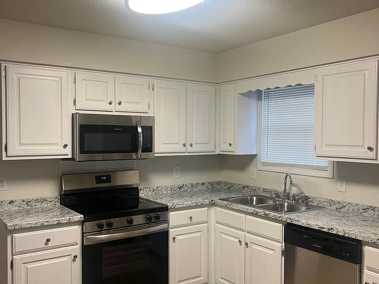 10 N Cedar Lake Dr E — Photo 4
