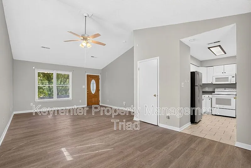 2 bed, 2.0 bath, 1040 sqft, $1,295 — Photo 4