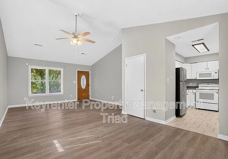 151 Laura Ave — Photo 4