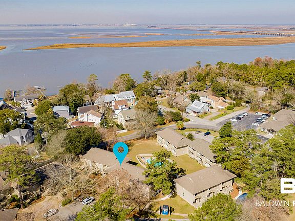 3rd image of 1065 Seacliff Dr N