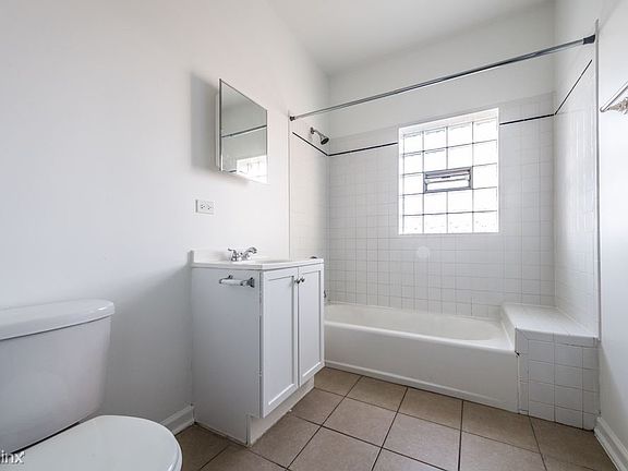 423 N Central Apartments Chicago Bathroom_01