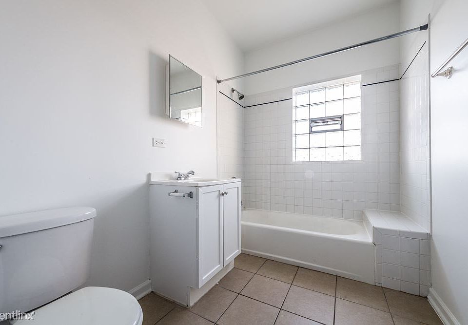 423 N Central Apartments Chicago Bathroom_01