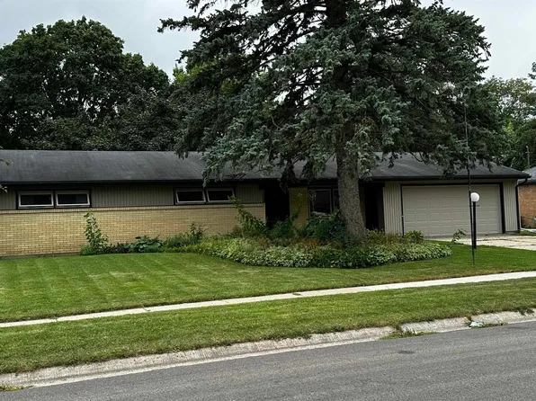 4721 Highcrest Rd, Rockford, IL 61107